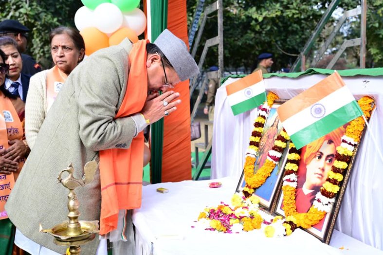 गणतंत्र दिवस पर गांधी पार्क में आयोजित सामूहिक वंदे मातरम् गायन कार्यक्रम में मुख्यमंत्री पुष्कर सिंह धामी हुए शामिल