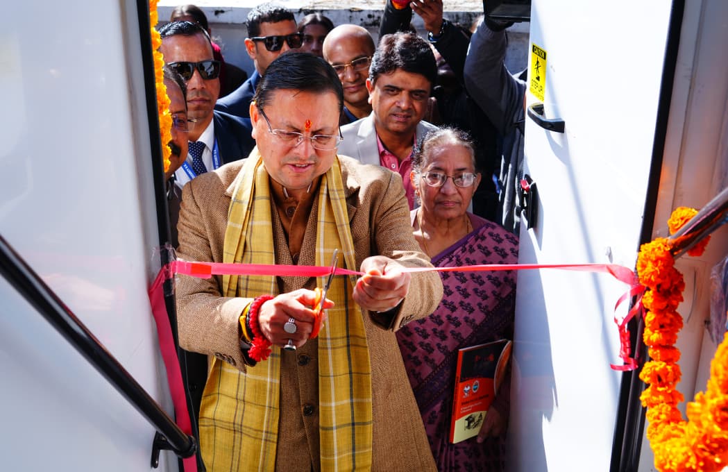 सीएम धामी ने छात्र कौशल संवर्धन हेतु ‘लैब ऑन व्हील्स’ को दिखाई हरी झंडी