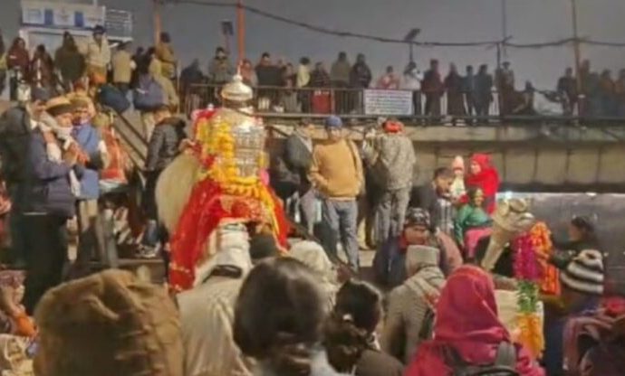 घने कोहरे व कड़ाके की ठंड के बीच मकर संक्रांति स्नान पर्व का शुभारंभ