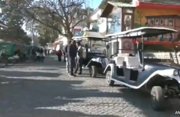 माल रोड मसूरी पर अब दिखेंगी 54 गोल्फ कार्ट; हर 2 रिक्शे वालों के हवाले 1 गोल्फ कार्ट