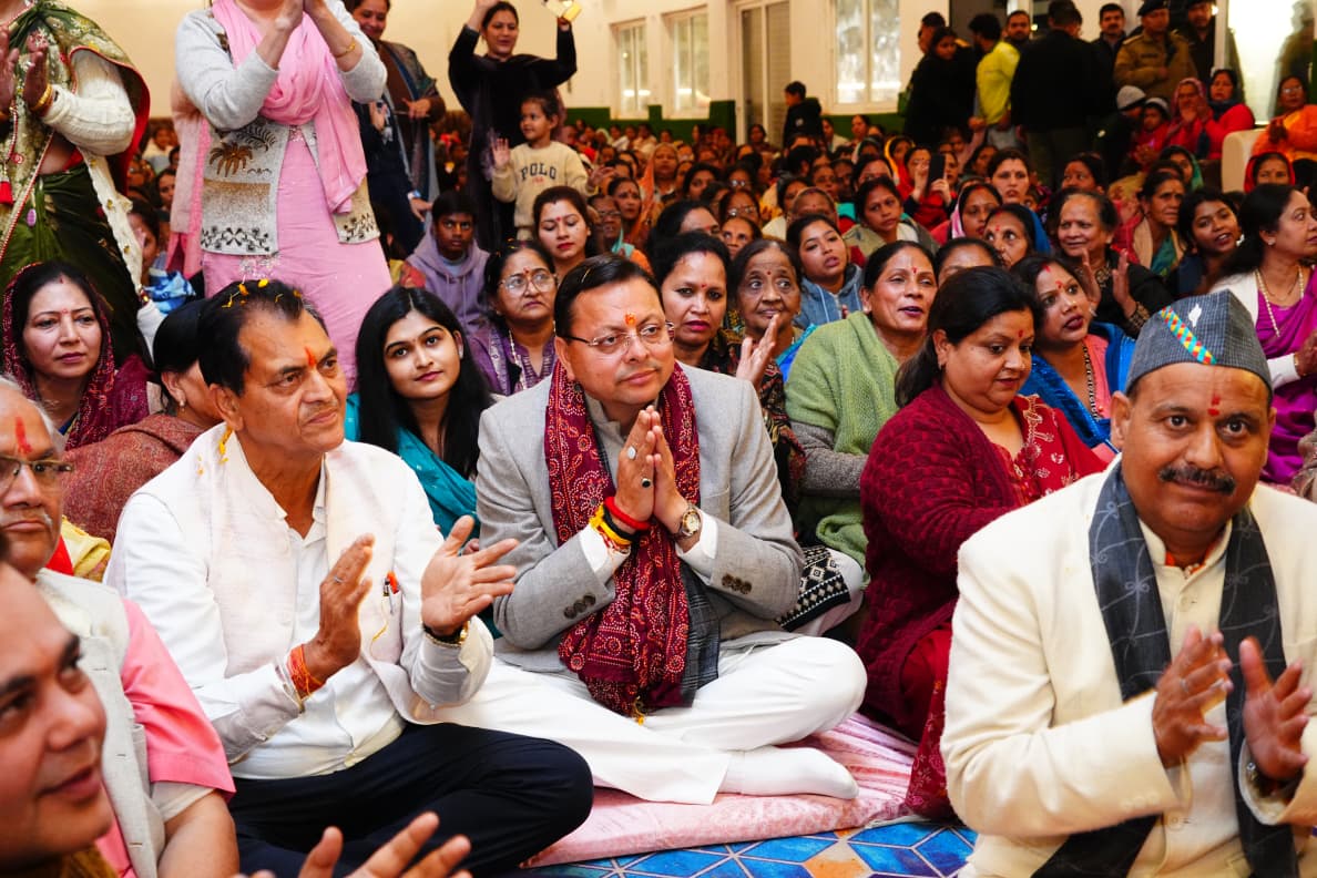 डोईवाला में श्रीमद् भागवत कथा में शामिल हुए सीएम धामी