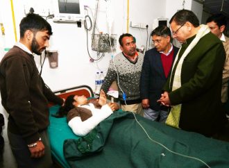 क्वानू-मीनस मोटर मार्ग दुर्घटना में घायल यात्रियों का हाल पूछने दून अस्पताल पहुंचे मुख्यमंत्री धामी