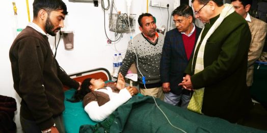 क्वानू-मीनस मोटर मार्ग दुर्घटना में घायल यात्रियों का हाल पूछने दून अस्पताल पहुंचे मुख्यमंत्री धामी