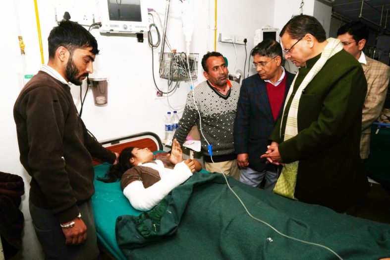 क्वानू-मीनस मोटर मार्ग दुर्घटना में घायल यात्रियों का हाल पूछने दून अस्पताल पहुंचे मुख्यमंत्री धामी