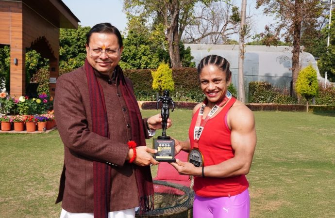मुख्यमंत्री धामी ने बॉडी  बिल्डर प्रतिभा थपलियाल को किया सम्मानित