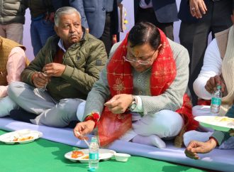 टनकपुर में संस्कृति और समरसता का उत्सव, मुख्यमंत्री ने लिया खिचड़ी प्रसाद