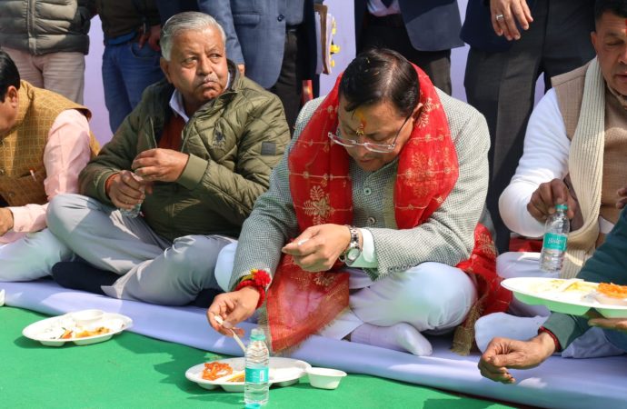 टनकपुर में संस्कृति और समरसता का उत्सव, मुख्यमंत्री ने लिया खिचड़ी प्रसाद