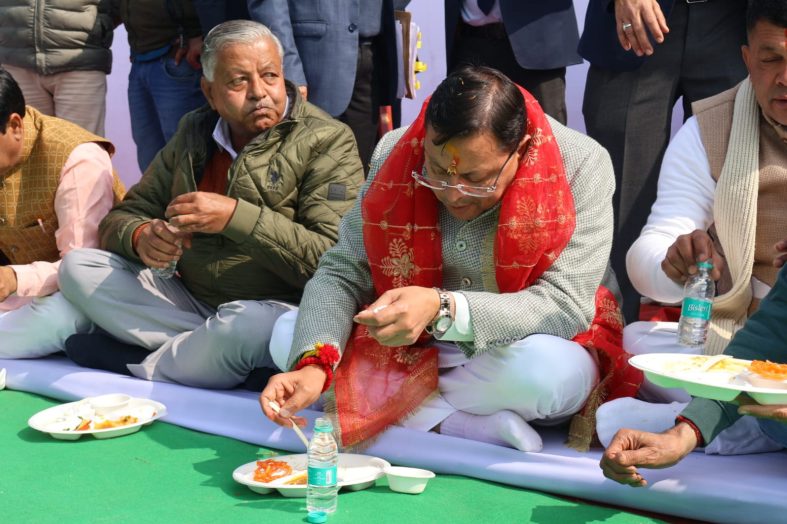 टनकपुर में संस्कृति और समरसता का उत्सव, मुख्यमंत्री ने लिया खिचड़ी प्रसाद