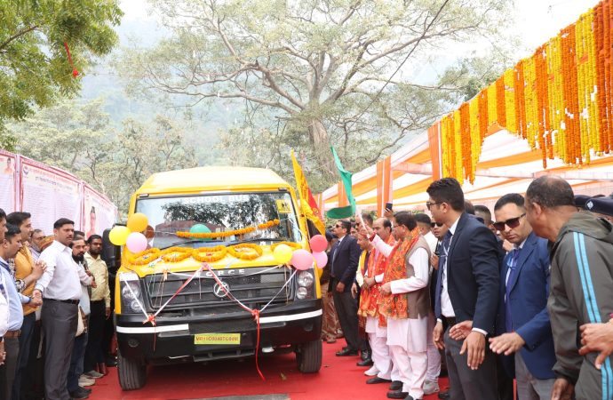 मुख्यमंत्री ने सीएसआर मद से प्राप्त दो वाहनों को हरी झंडी दिखाकर किया रवाना।