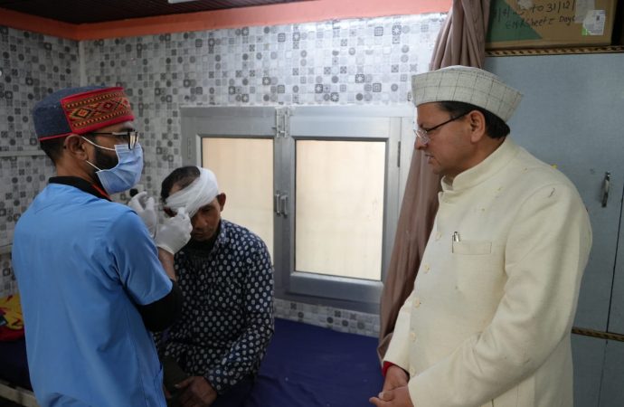 पीपलकोटी में स्वास्थ्य व्यवस्थाओं का जायजा लेने पहुँचे मुख्यमंत्री पुष्कर सिंह धामी