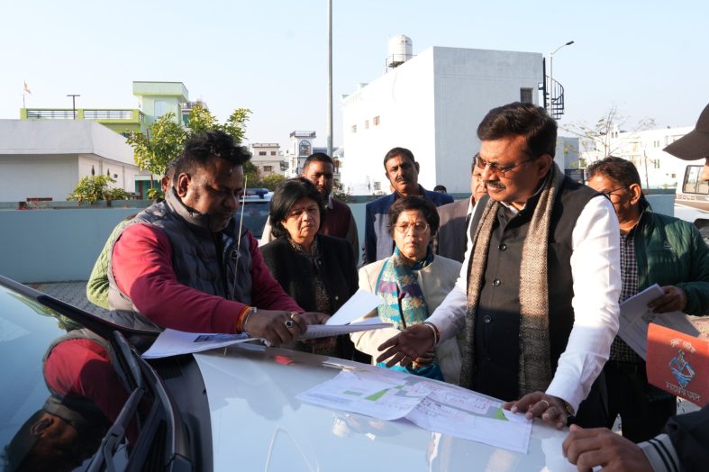 मुख्य सचिव आनंद बर्द्धन ने नवनिर्मित मैटरनिटी एवं कैंसर चिकित्सालय का किया निरीक्षण