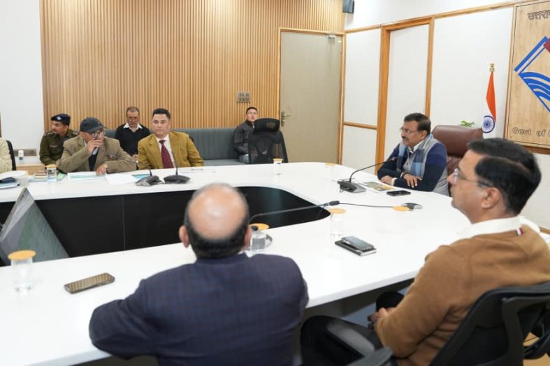 मुख्य सचिव आनंद बर्द्धन ने धीमी प्रगति पर जताई नाराजगी, तेज़ी लाने के निर्देश