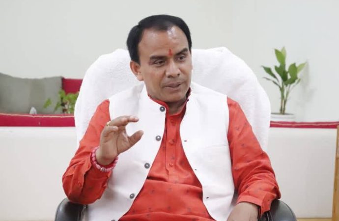 एक दर्जन प्राथमिक विद्यालयों का होगा पुनर्निर्माणः डाॅ. धन सिंह रावत