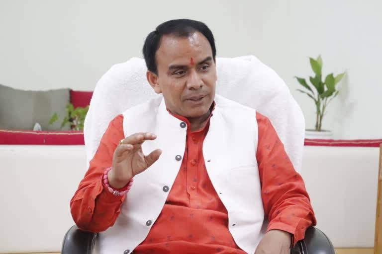 एक दर्जन प्राथमिक विद्यालयों का होगा पुनर्निर्माणः डाॅ. धन सिंह रावत