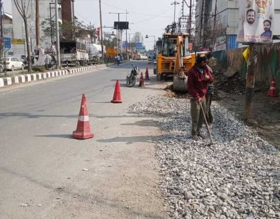 जिला प्रशासन की सख्ती पर सड़क सुधारीकरण कार्य युद्धस्तर पर शुरू
