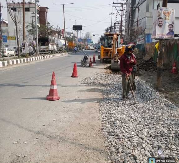 जिला प्रशासन की सख्ती पर सड़क सुधारीकरण कार्य युद्धस्तर पर शुरू