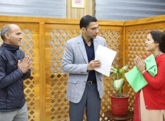 टिहरी बांध विस्थापित दंपति को मिला न्याय, जिला प्रशासन ने अवैध कब्जा हटाकर दिलाया आवासीय भूखंड पर हक