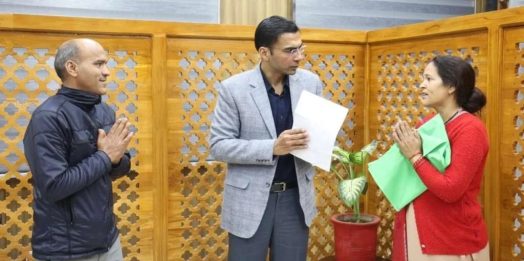 टिहरी बांध विस्थापित दंपति को मिला न्याय, जिला प्रशासन ने अवैध कब्जा हटाकर दिलाया आवासीय भूखंड पर हक