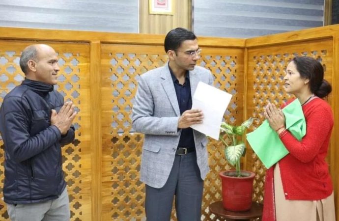 टिहरी बांध विस्थापित दंपति को मिला न्याय, जिला प्रशासन ने अवैध कब्जा हटाकर दिलाया आवासीय भूखंड पर हक