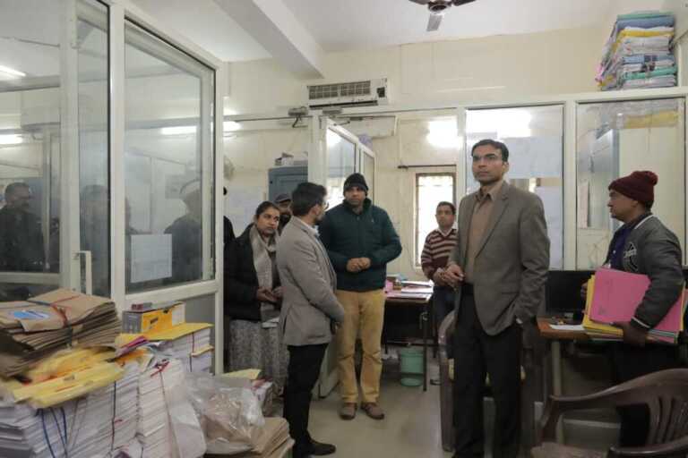 कूटरचित दस्तावेज से जमीन घोटाले पर डीएम की बड़ी स्ट्राइक, भू-माफिया व बिल्डर्स पर शिकंजा