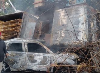 मोहब्बेवाला चौक पर बड़ा हादसा, ट्रक कार पर पलटा; आग से मची अफरातफरी