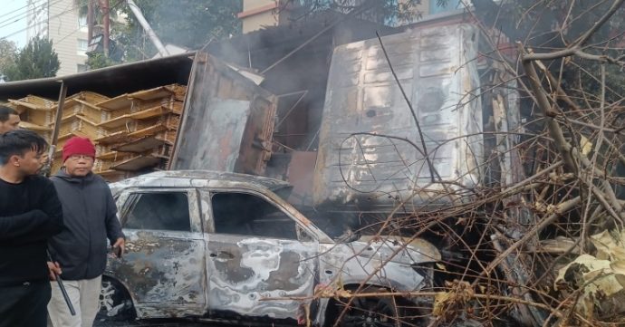 मोहब्बेवाला चौक पर बड़ा हादसा, ट्रक कार पर पलटा; आग से मची अफरातफरी