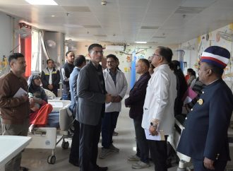 दून डीएम का कोरोनेशन अस्पताल में औचक निरीक्षण, व्यवस्थाओं पर कसा शिकंजा