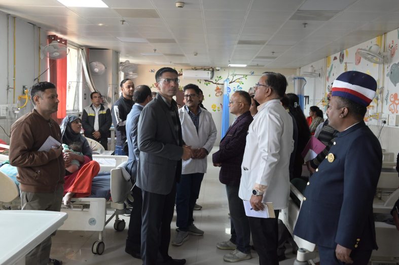 दून डीएम का कोरोनेशन अस्पताल में औचक निरीक्षण, व्यवस्थाओं पर कसा शिकंजा