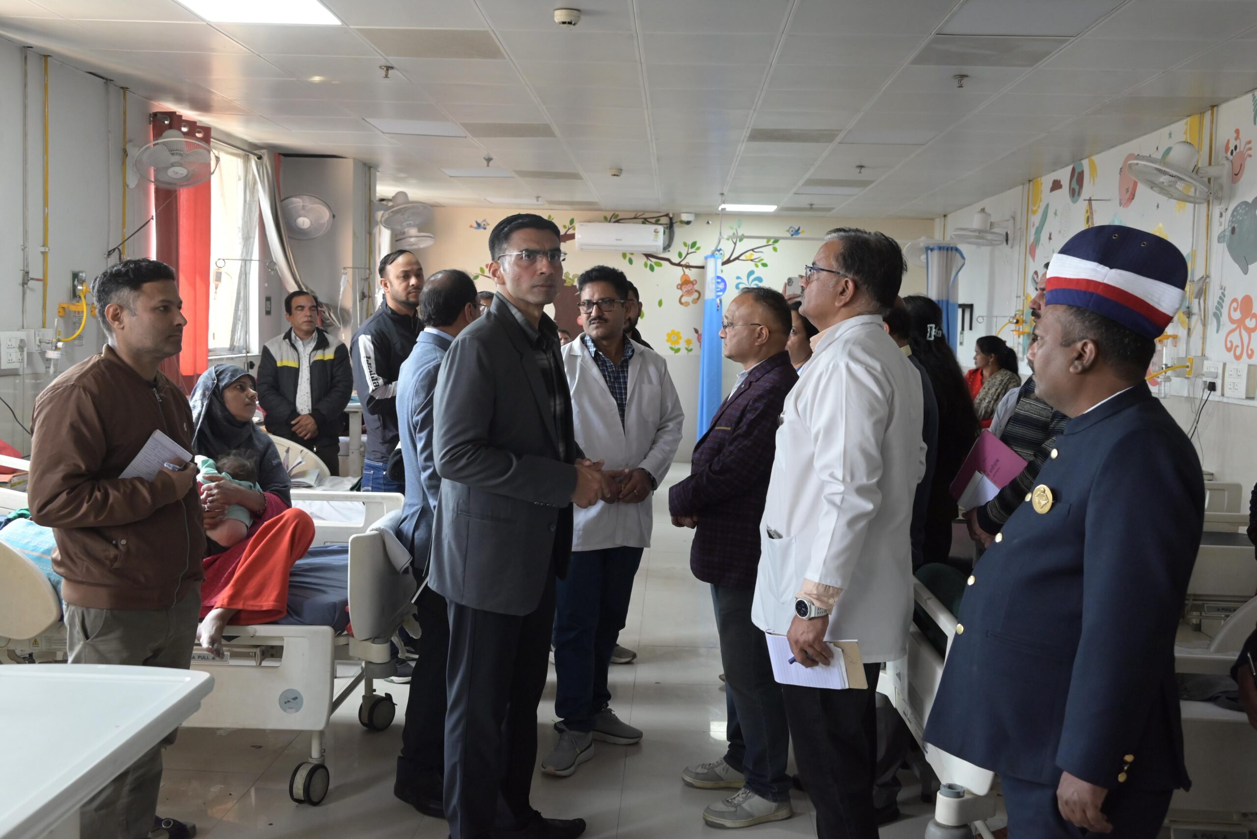 दून डीएम का कोरोनेशन अस्पताल में औचक निरीक्षण, व्यवस्थाओं पर कसा शिकंजा