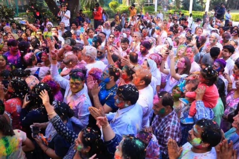 देवभूमि में रंगों की धूम, उत्साह से मनाई गई होली