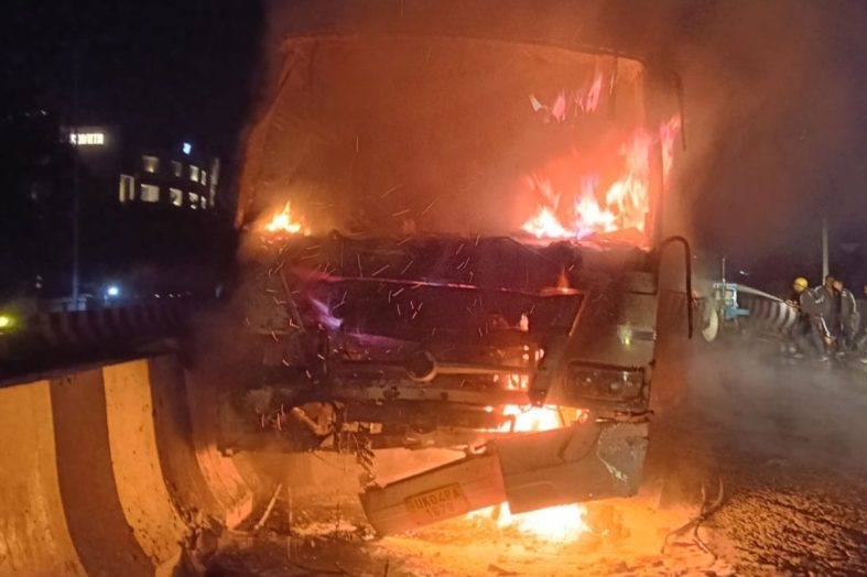 देहरादून-हरिद्वार हाईवे पर भीषण हादसा, मोतीचूर फ्लाईओवर पर कई वाहन जले; महिला समेत दो की मौत