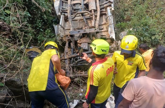 सतपुली के पास वाहन हादसा, खाई में गिरे व्यक्ति का शव SDRF ने निकाला