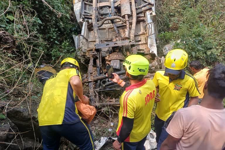 सतपुली के पास वाहन हादसा, खाई में गिरे व्यक्ति का शव SDRF ने निकाला