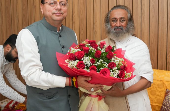 सीएम पुष्कर सिंह धामी ने ऋषिकेश में श्रीश्री रविशंकर से मुलाकात की