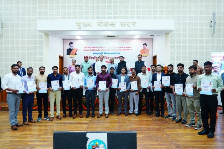 मुख्यमंत्री ने 63 सफाई निरीक्षकों को प्रदान किए नियुक्ति पत्र