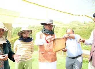 CM आवास में 60 किलो शहद निकासी, 3-बी गार्डन विकसित करने के निर्देश