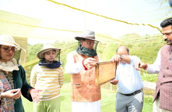 CM आवास में 60 किलो शहद निकासी, 3-बी गार्डन विकसित करने के निर्देश