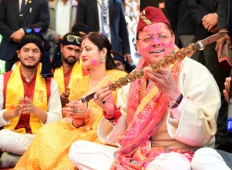 लोक गीतों की धुनों के बीच सीएम आवास में निखरे होली के रंग