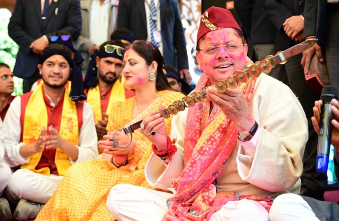 लोक गीतों की धुनों के बीच सीएम आवास में निखरे होली के रंग