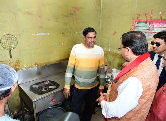 मुख्यमंत्री पुष्कर सिंह धामी ने रेस्टोरेंट में पहुंच लिया गैस आपूर्ति का जायजा