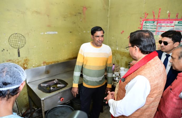 मुख्यमंत्री पुष्कर सिंह धामी ने रेस्टोरेंट में पहुंच लिया गैस आपूर्ति का जायजा