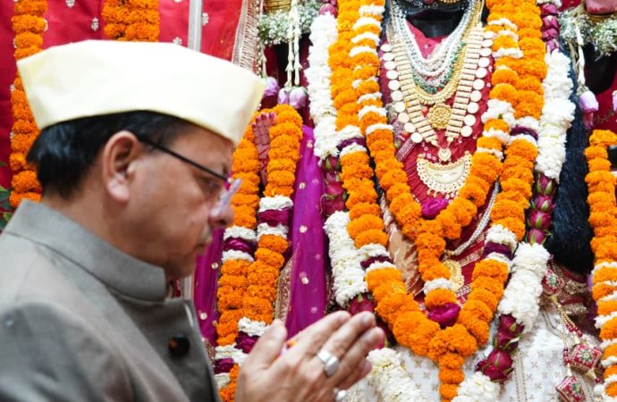 चैत्र नवरात्र के पावन अवसर पर मुख्यमंत्री पुष्कर सिंह धामी ने माँ कालिका मंदिर में की पूजा-अर्चना