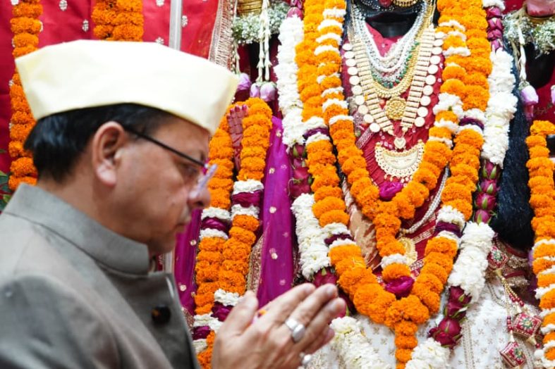 चैत्र नवरात्र के पावन अवसर पर मुख्यमंत्री पुष्कर सिंह धामी ने माँ कालिका मंदिर में की पूजा-अर्चना