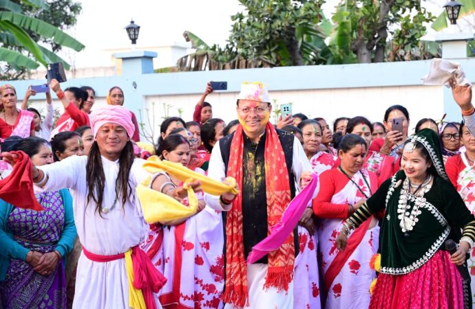 मुख्यमंत्री धामी के आवास पर पारंपरिक उल्लास के साथ मनी होली