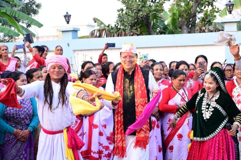 मुख्यमंत्री धामी के आवास पर पारंपरिक उल्लास के साथ मनी होली