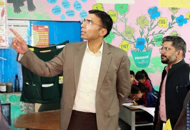 जिले के 168 स्कूलों में स्मार्ट टीवी इंस्टॉलेशन शुरू, शिक्षा में डिजिटल कदम