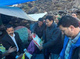 फिताड़ी अग्निकांड: पीड़ितों के बीच पहुंचे प्रीतम सिंह, सरकार पर साधा निशाना