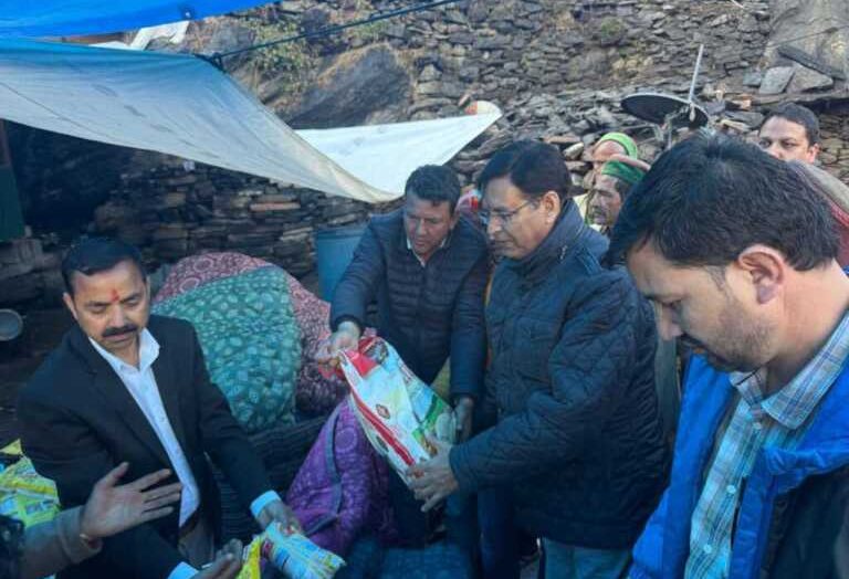 फिताड़ी अग्निकांड: पीड़ितों के बीच पहुंचे प्रीतम सिंह, सरकार पर साधा निशाना