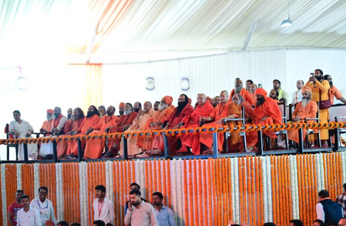 चार साल बेमिसाल कार्यक्रम में संत समाज की गरिमामयी उपस्थिति