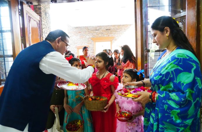 मुख्यमंत्री ने मुख्यमंत्री आवास में मनाया लोकपर्व फूलदेई